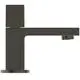 Standventil von Ideal Standard in einem minimalistischen Design, mit einem quaderförmigen Griff und einem schmalen Wasserauslass, auf einem stabilen Fuß montiert.